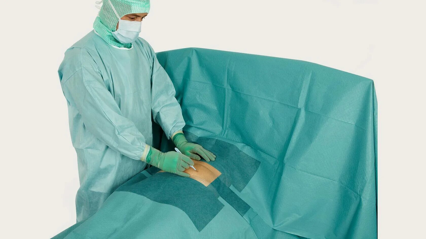 Операционное белье одноразовое. Стерильная простынь для операции. Хирургическое белье одноразовое стерильное. Одноразовое белье для операционной.