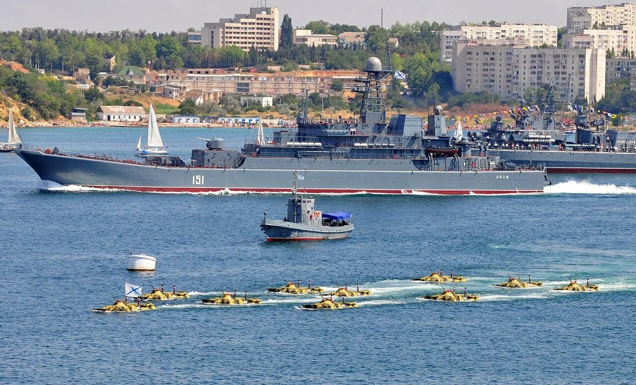 Флот чф. Черноморский флот ВМФ Севастополь. Севастополь корабли Черноморского флота. База ЧФ В Севастополе. ВМФ Черноморский флот БДК.