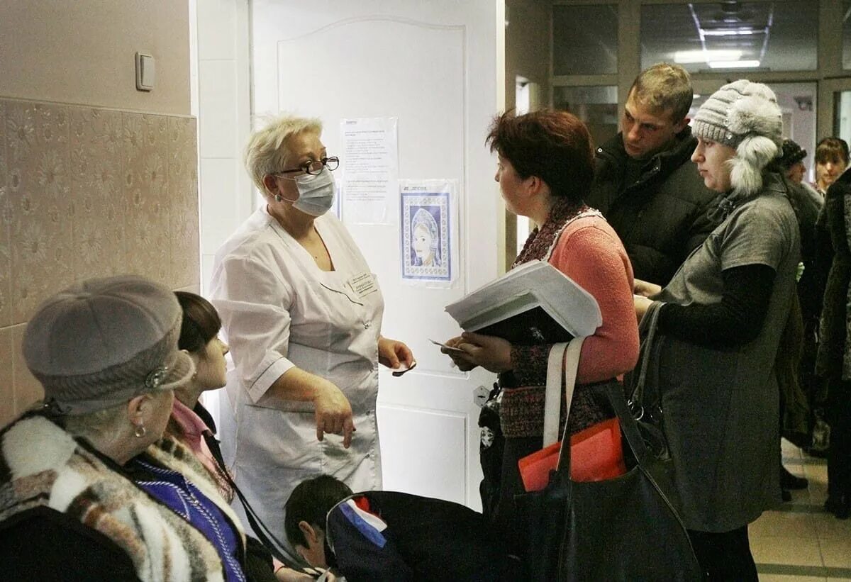 Встать в очередь к врачу. Очередь к врачу. пациенты в очереди. очередь в поликлинике. очередь в больнице.