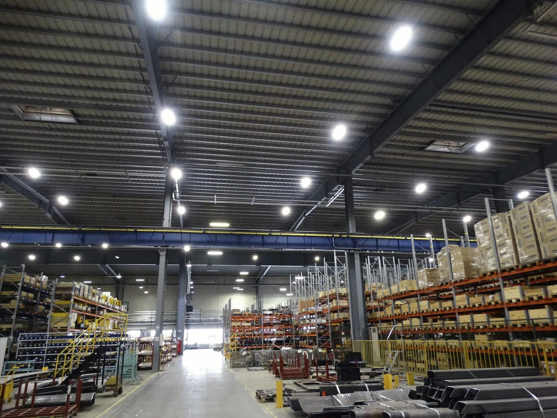 Освещение склада. Светильники для складских помещений. Промышленное светодиодное освещение. Светодиодные светильники для склада.