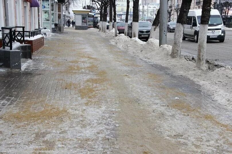 Посыпка реагентами тротуаров. Гололед. Пескосоляная смесь на дорогах. Посыпка дорог песком.