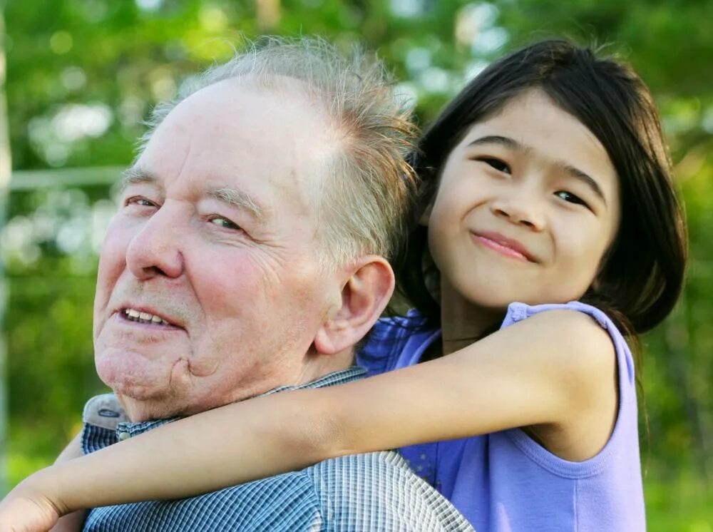 Grandpa daughter. Маленькая девочка и старик. Маленькая девочка с дедом. Дед Азиат с внучкой. Азиатский дедушка с девушкой.