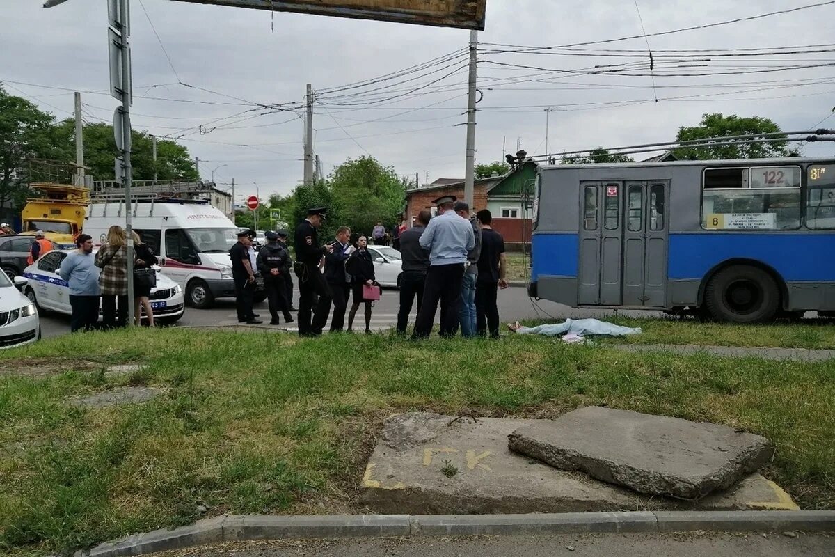 Вчера было 15. Троллейбус сбил девочку Краснодар. В Краснодаре троллейбус сбил девушку.