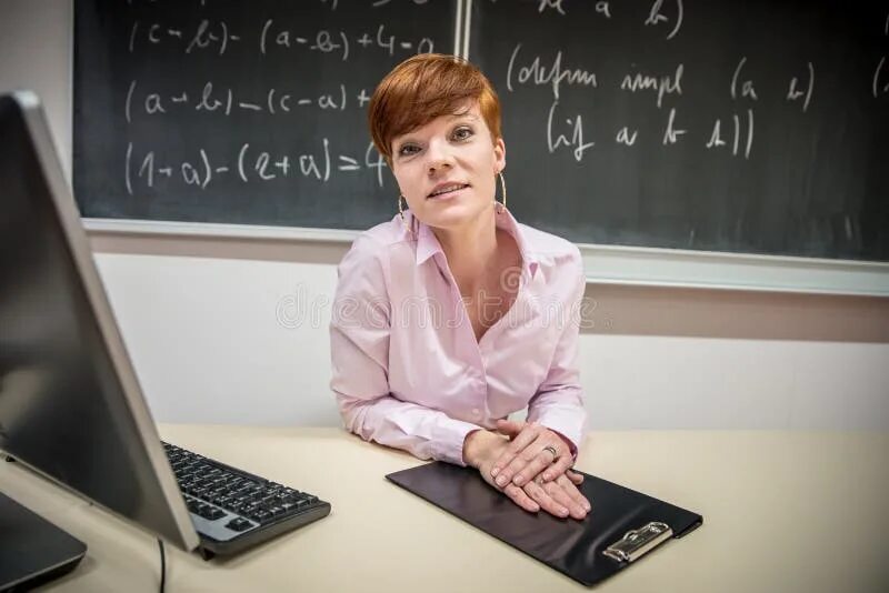 Студенты и преподавательница читать