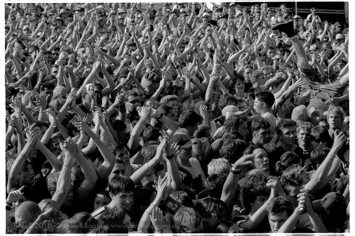 Человек толпы. Толпа людей на концерте. Настроение толпы. Толпа народа на концерте. Небритую толпой