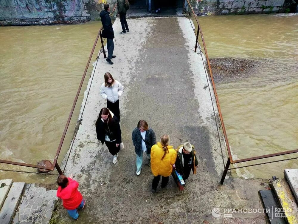 Почему поднимается уровень воды. В Ялте нашли человека в воде.