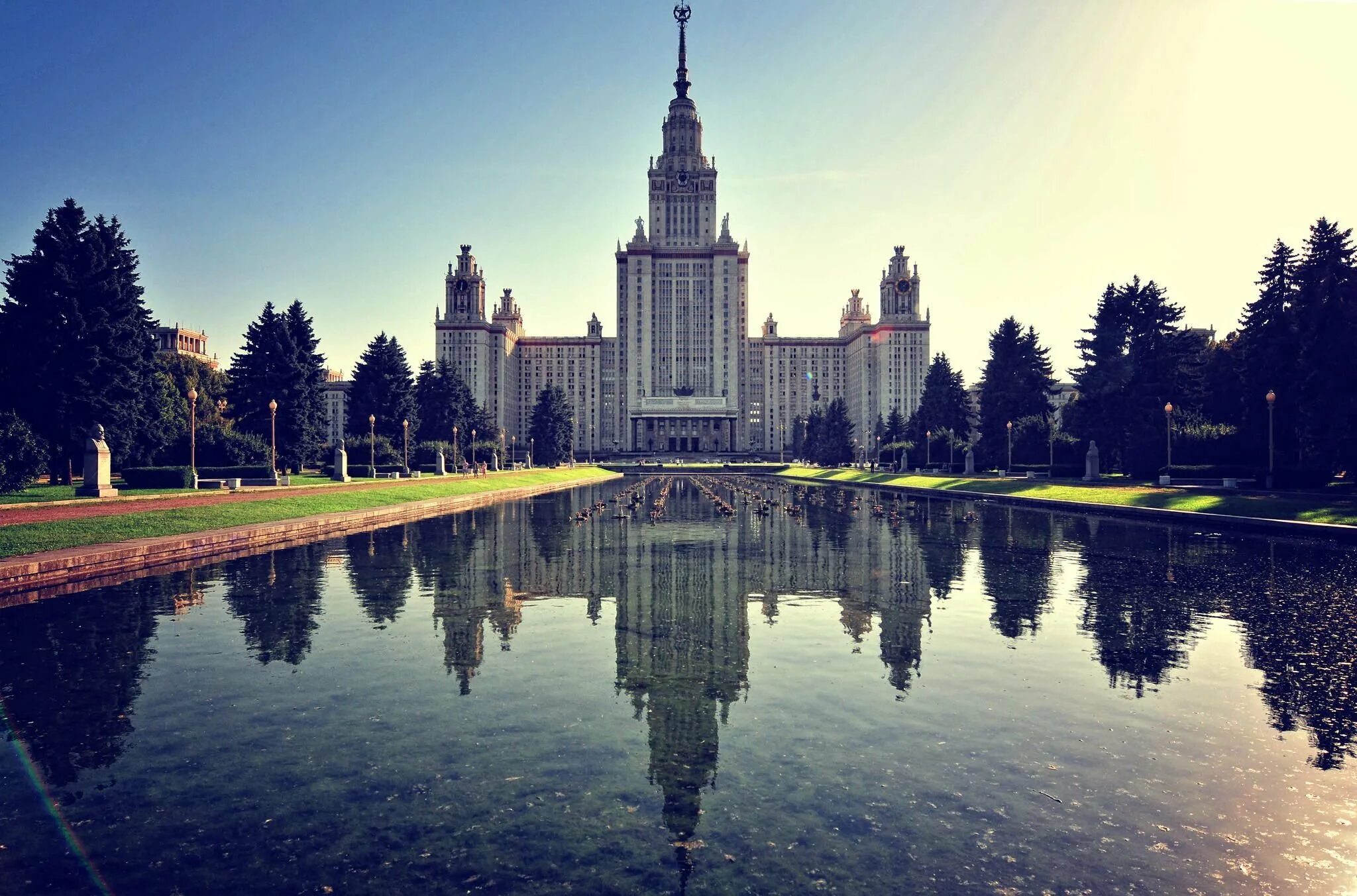 Мгу рабочие. Сталинские высотки МГУ. Эстетика Московского университета МГУ. МГУ университет 1080. Высотка на Воробьевых горах.