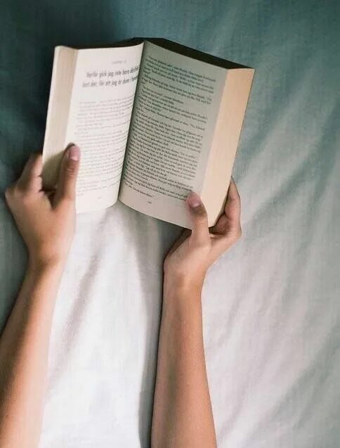 В моих руках книга. Книжка в руках. книга в руках. руки с книгой в руках. раскрытая книга в руках.