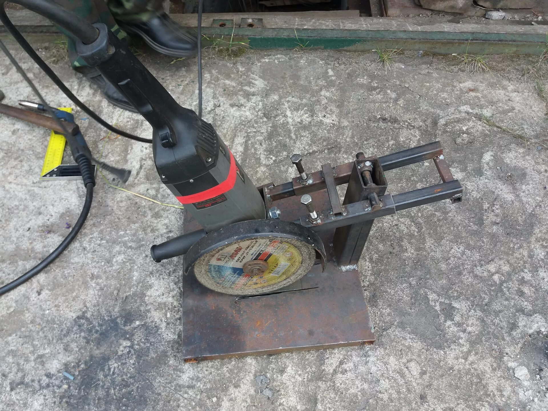 отрезной станок из болгарки 45. приспособления для болгарки. что можно сделать из болгарки своими руками. что можно сделать из болгарки своими руками. приспособления для ушм 180 по металлу.