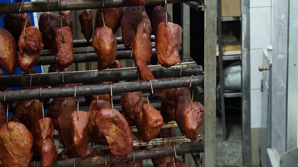Копченые деликатесы. Мясные копчености. Домашние копчености. Промышленные товары копченое мясо обреченно молчали. Копчение мяса.