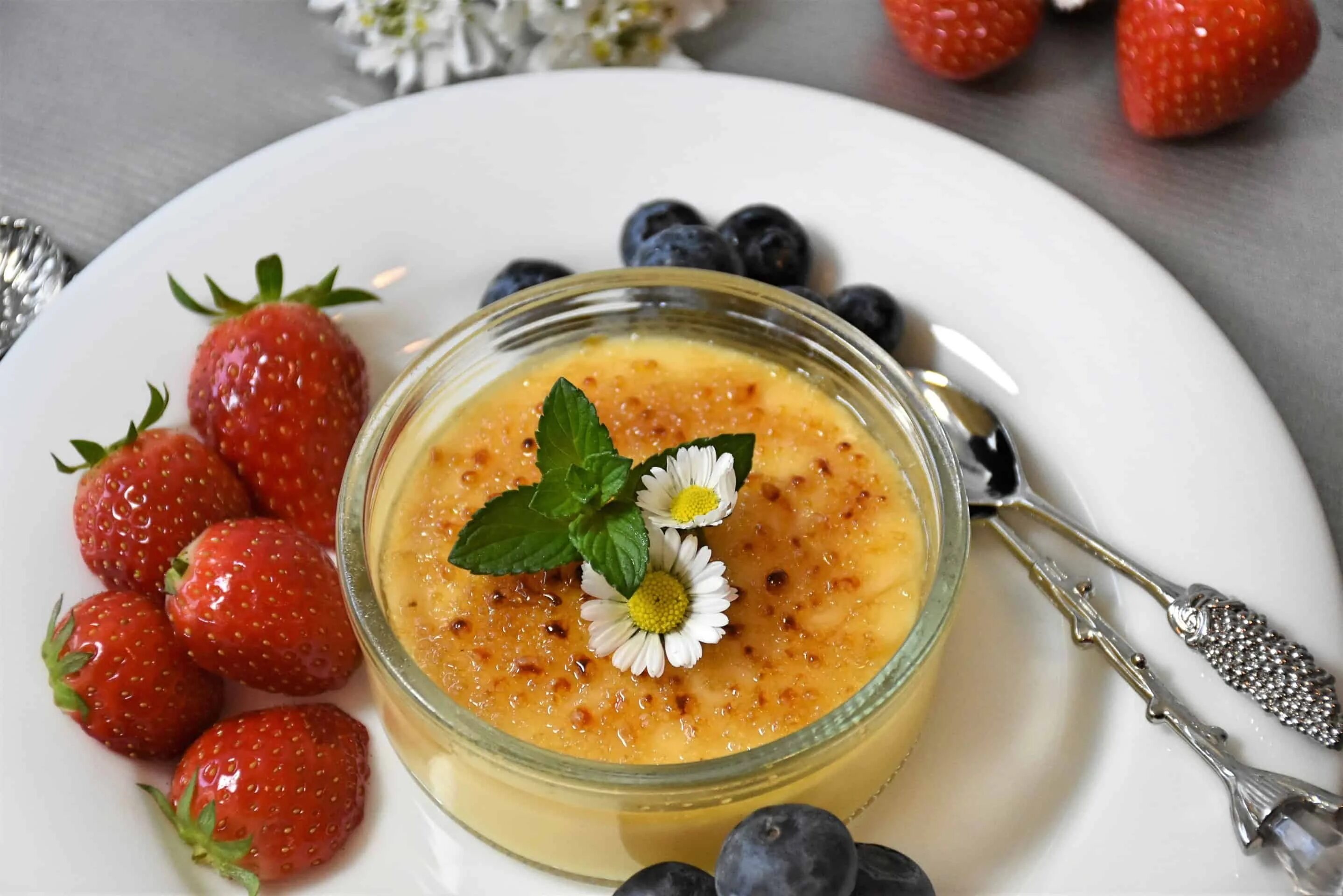 Крем брюле Каталана. Crema Catalana десерт. Испанский десерт крем Каталана. Лимонный крем Каталана. Крем каталана