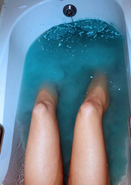 Выходит вода из ванной. Ноги в ванной. Ножки девушки в ванной. Ванна для ног. Ножки для ванны.