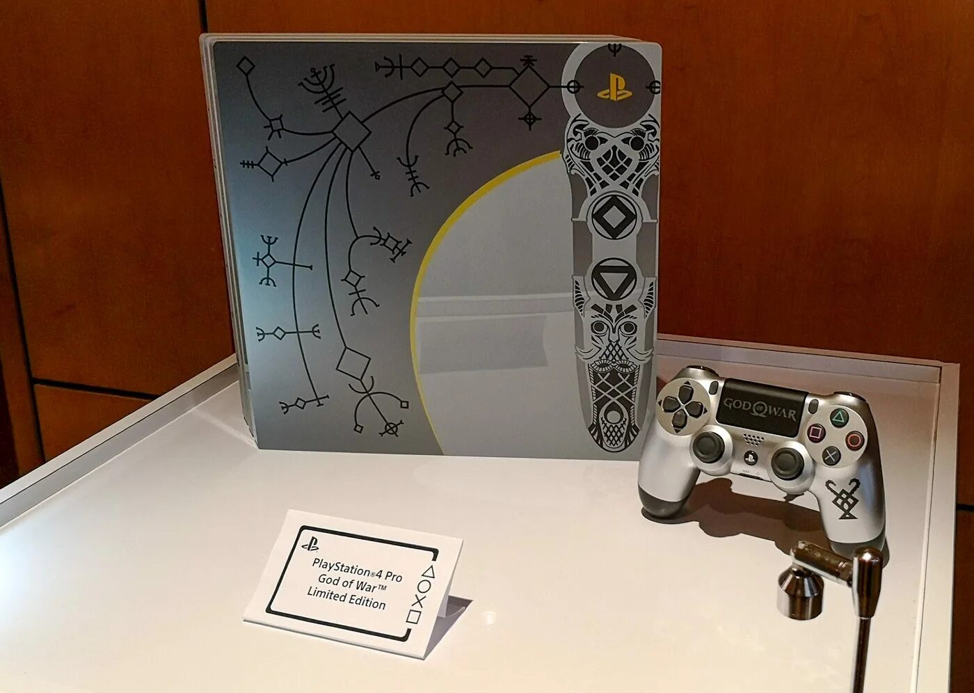 Sony playstation 4 god. Ps4 Pro God of War Limited. Ps4 Pro Limited Edition. PS 4 God of War Limited Edition. Год оф вар плейстейшен 4.