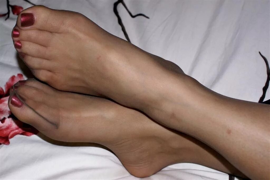 Girls nylon feet. Эрин Браун feet nylon. Женские ступни. Женские ноги крупным планом. Стопы ног в нейлоне.