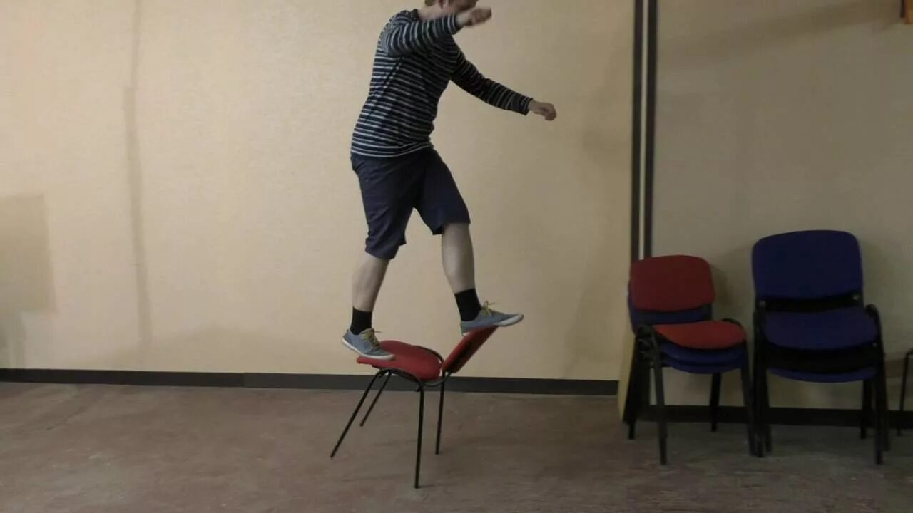 Человек прыгает с табуретки. Человек спрыгивает со стула. Человек прыгает со стула. Дети прыгают. Присела на стул.