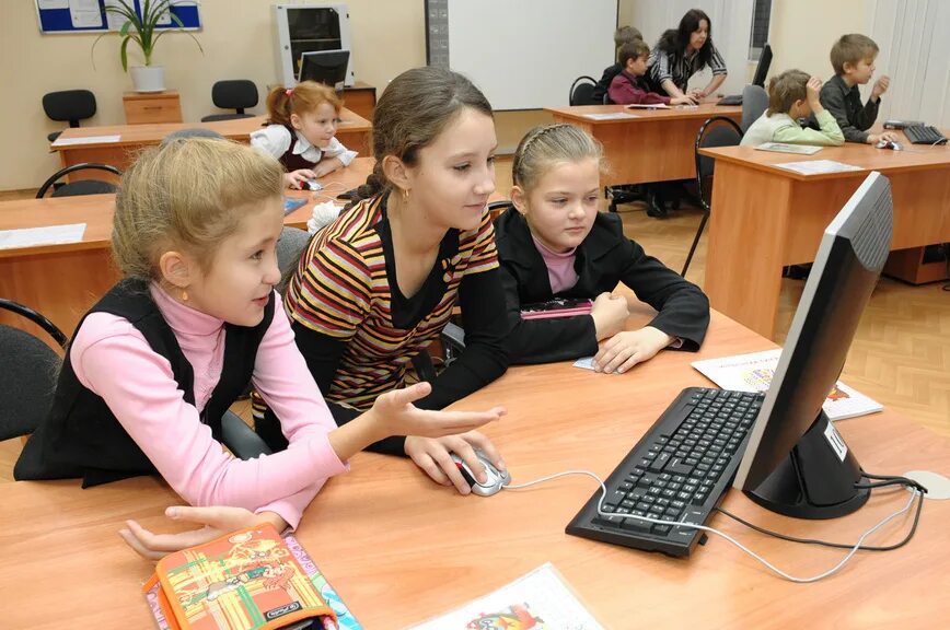 Занятия информатике. Школьный компьютер. урок информатики. урок информатики в школе. школьники на информатике.