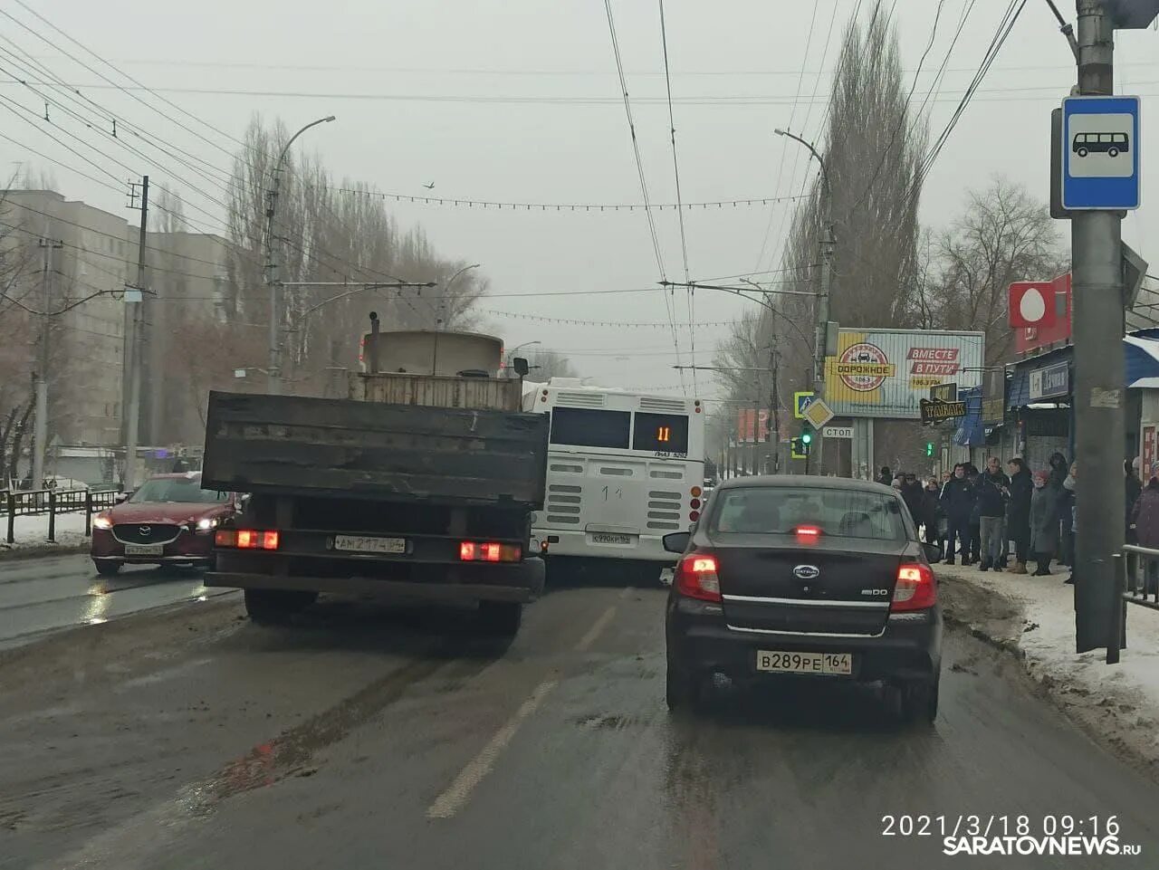 Авария на 50 лет октября саратов сегодня. 11 Автобус Саратов. Автобус 11. Маршрут 11 автобуса Саратов. Авария на 50 лет октября Саратов.