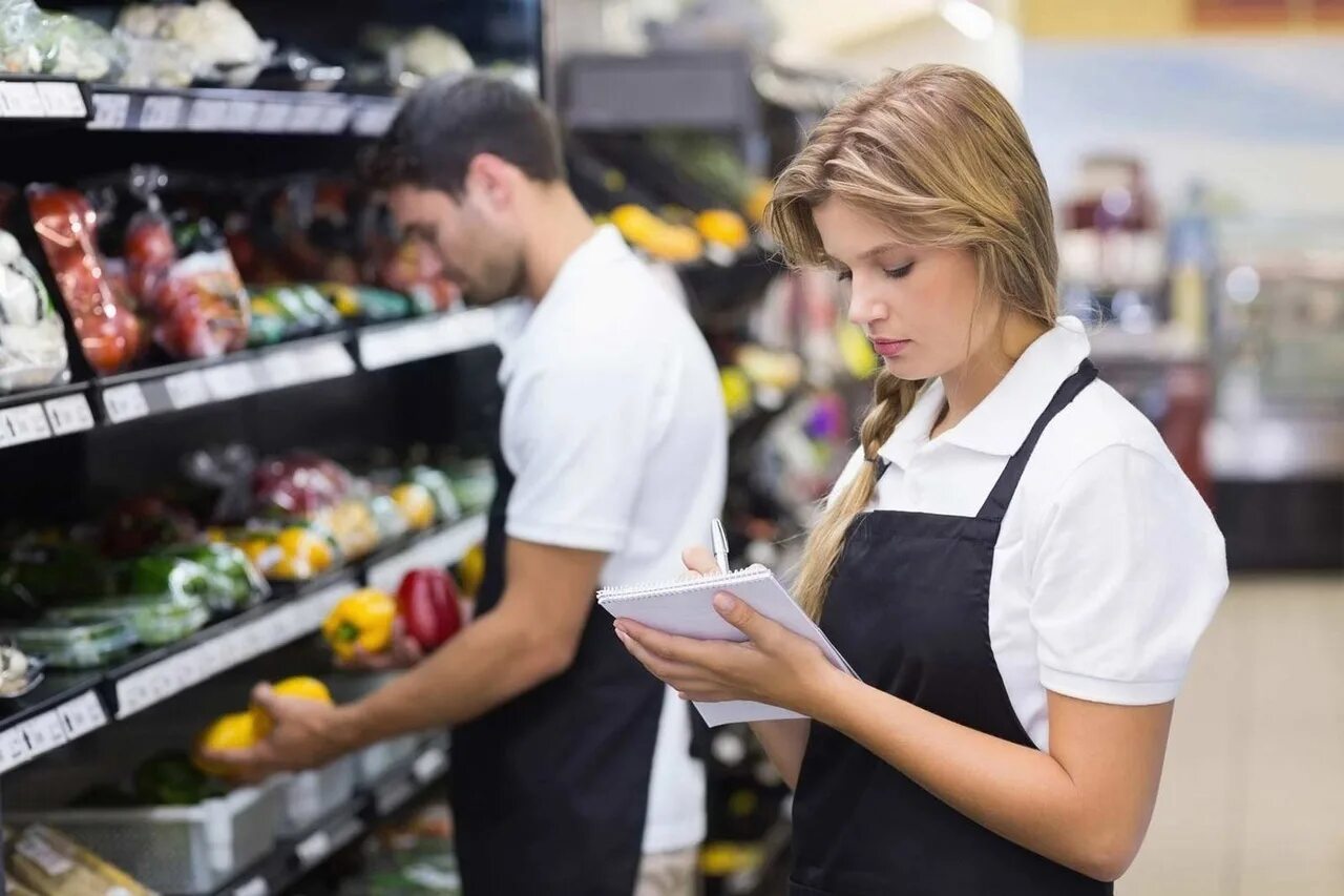 Продавец на 4 дня. Работники магазина. Продавец в магазине. Персонал супермаркета. Магазин продавец и покупатель.