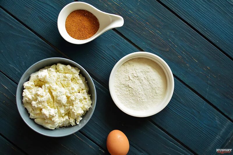 сырье творог. выпечка с творогом. бисквит с сахарной пудрой. блюда из яиц и творога. 150 гр творога.