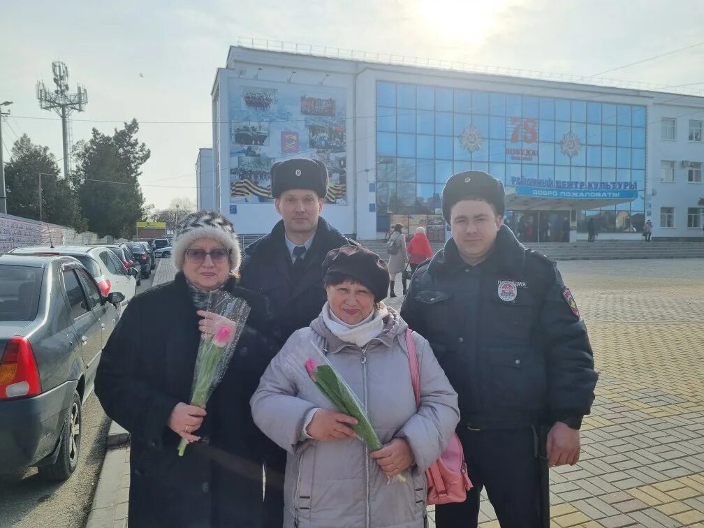 Кореновск тудей. Участкового уполномоченного полиции. Полицейский вручает тюльпаны. Цветы полиция фото.