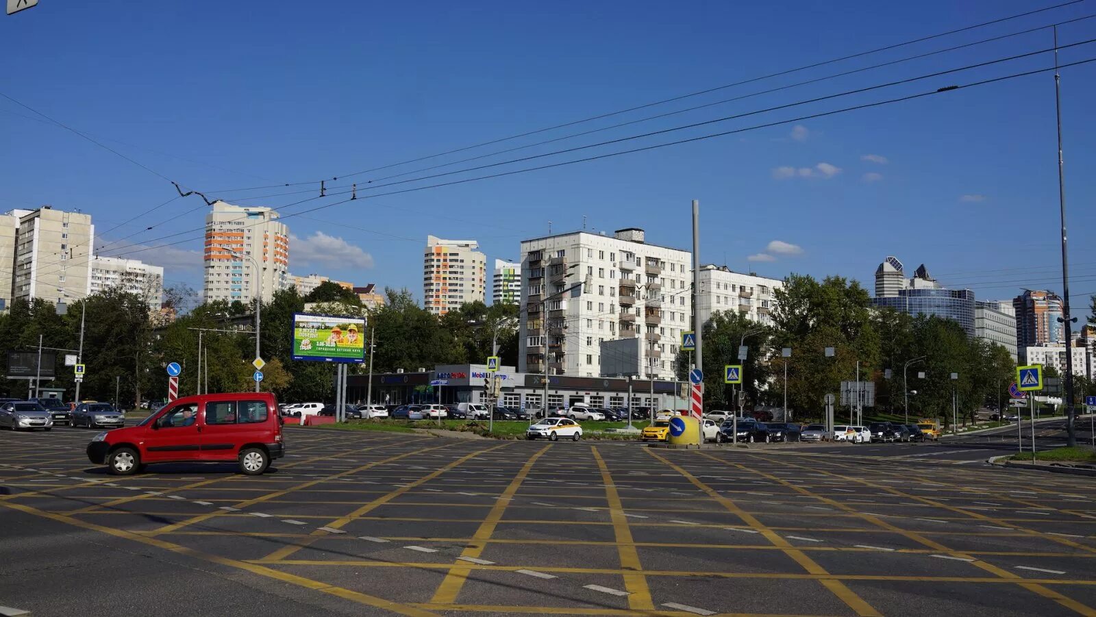 Проспект вернадского перекресток. Перекресток лобачевского и вернадского. Проспект вернадского 43. Красивое здание возле ттк на ленинградском шоссе. Перекресток супермаркет.