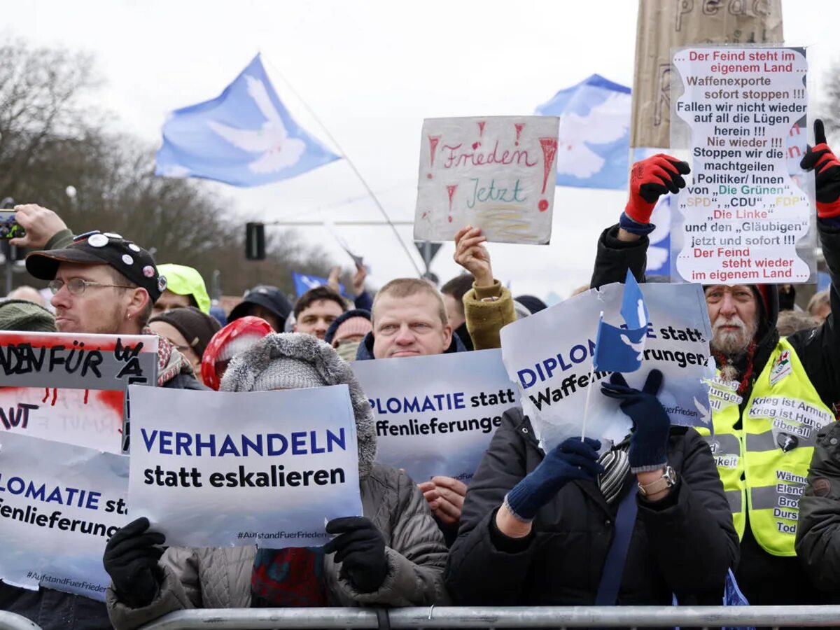 Митинг. Протесты в Германии против поставок оружия Украине. Протесты в Германии. Митинги в Германии в поддержку. Германия против украины