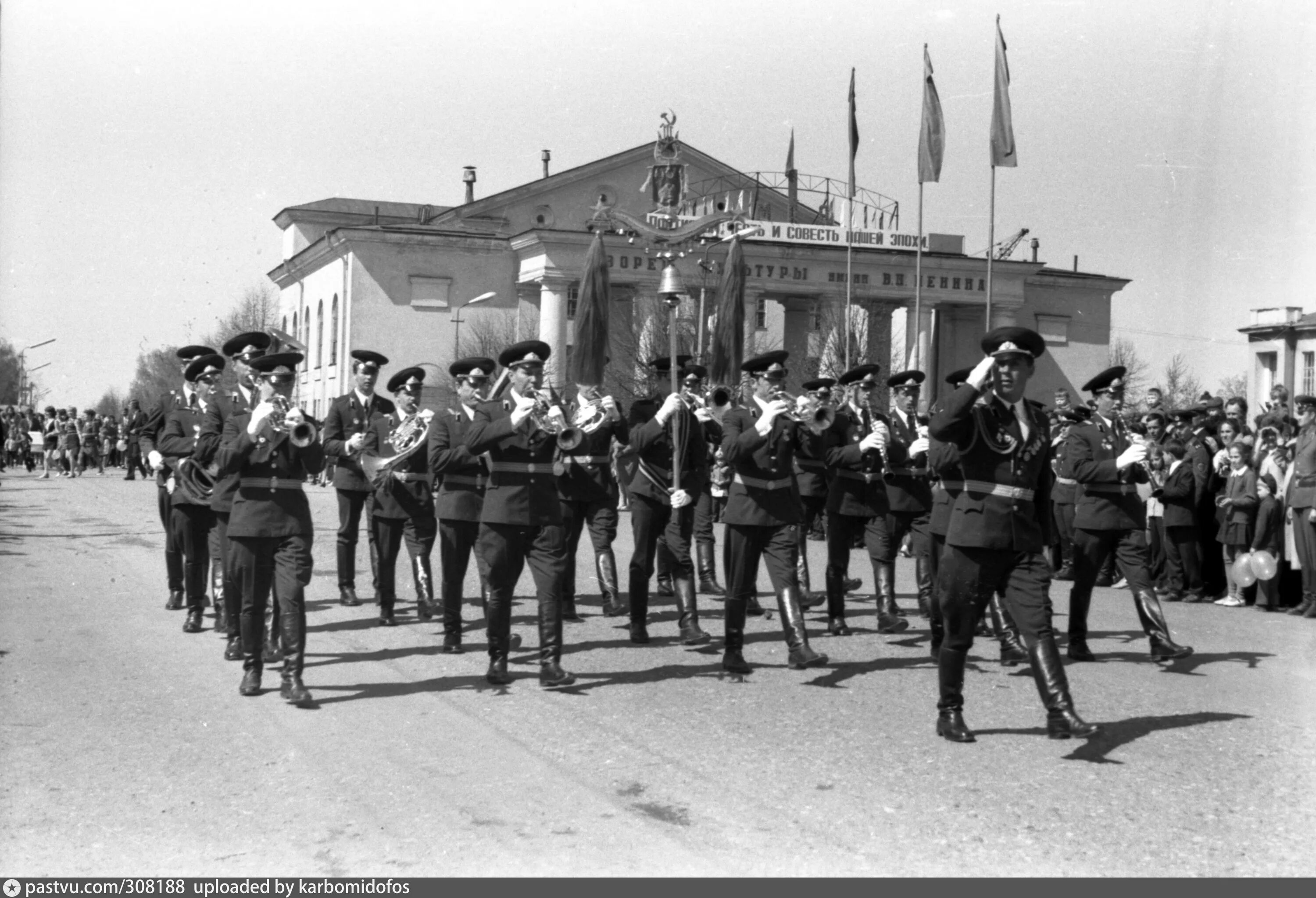 Оркестр во время войны. Парад Победы 1945 оркестр. Военный духовой оркестр 1945. Оркестр на параде 1945 года. Военный оркестр СССР.