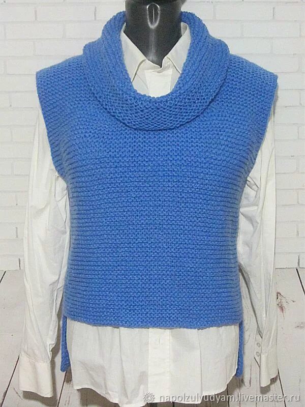 Жилет с воротником верена. Безрукавка с воротником. Жилетка с воротом хомутом. Вязаный жилет с капюшоном. Безрукавка с высоким горлом.