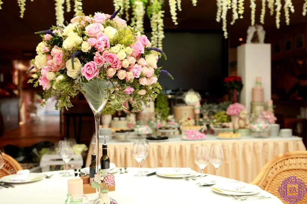 Цветочный ресторан в москве розовый. Украшение зала цветами. Украшение стола. Украшение свадебного стола. Украшение стола цветочными композициями.