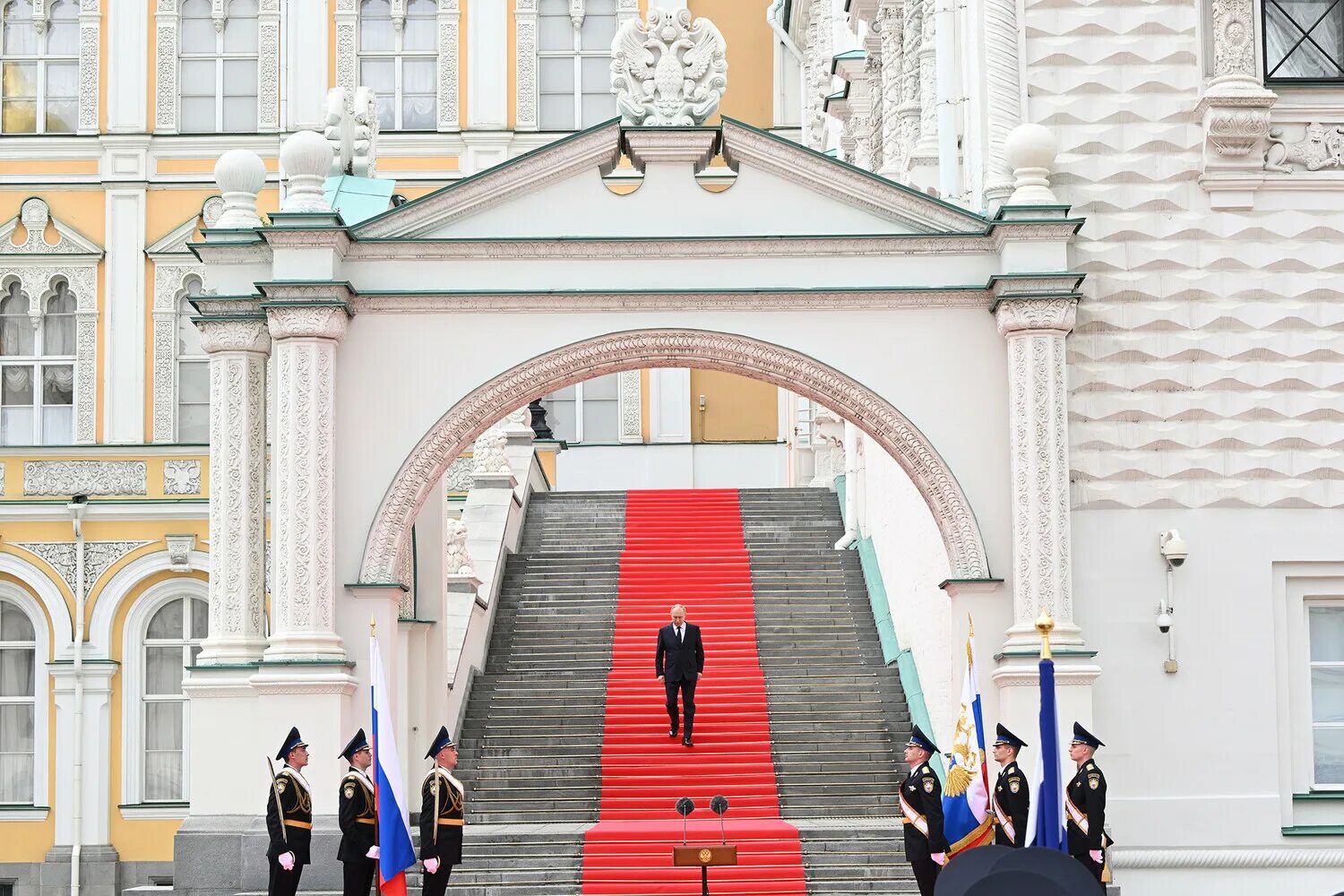 Kremlin обращения. Красное крыльцо Грановитой палаты Московского Кремля. Красное крыльцо в Кремле. Лестница в Кремле. Красная дорожка в Кремле.