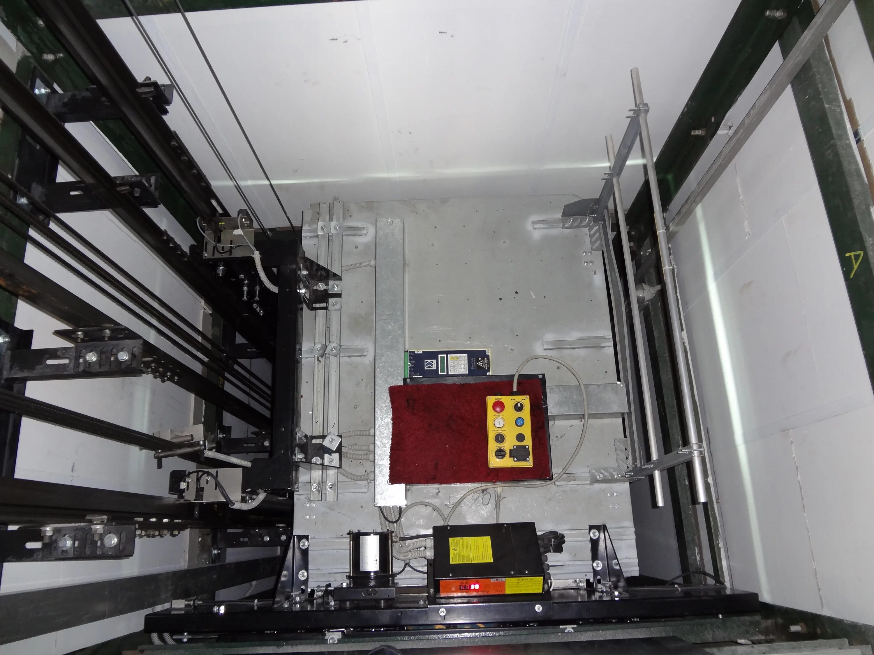 Кабина лифта 1530. Кабина лифта движется. Скоростной лифт. Зеркала в лифт отис. Скоростные лифты отис.