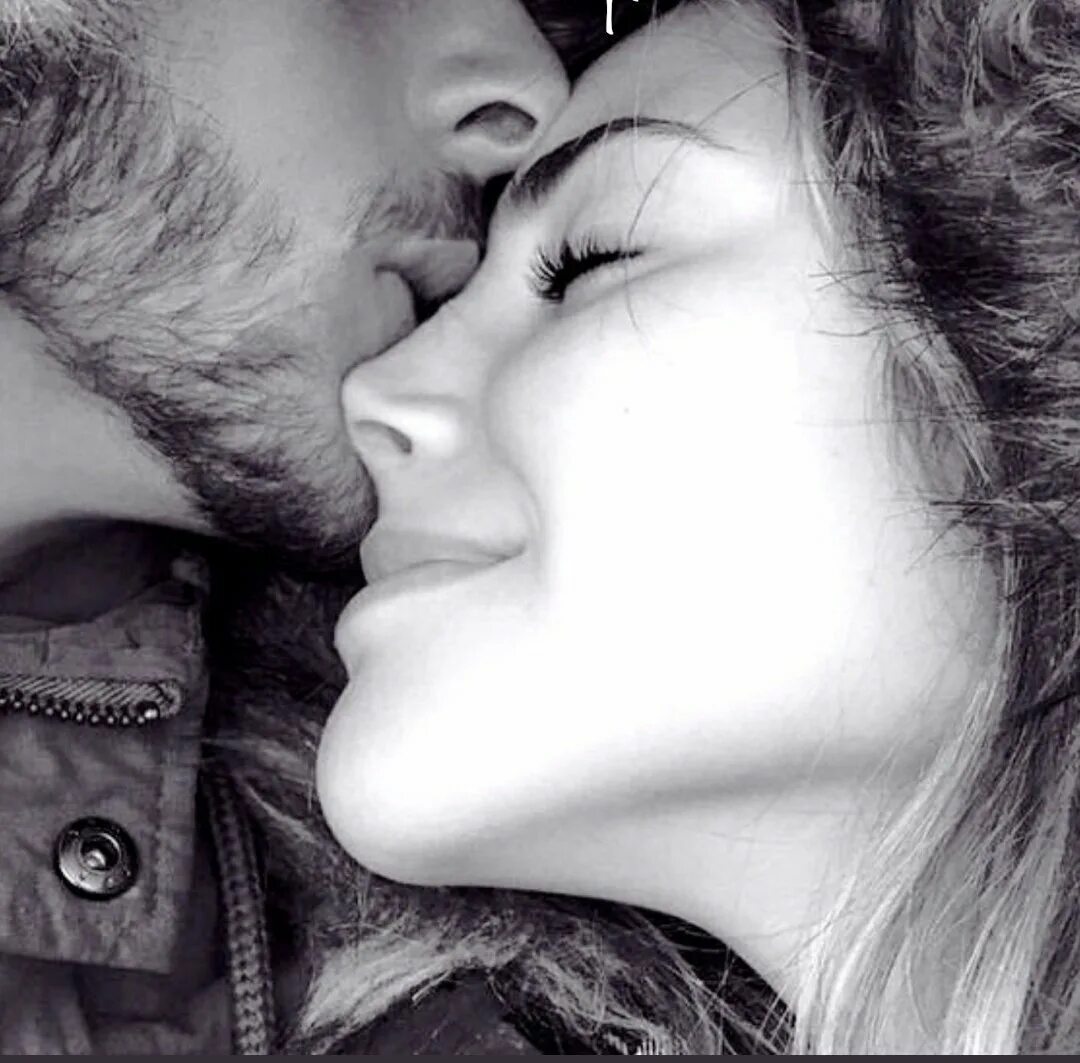 Нежный поцелуй. Красивый поцелуй. Нежность влюбленных. Романтический поцелуй. Красивый и нежный романтичный