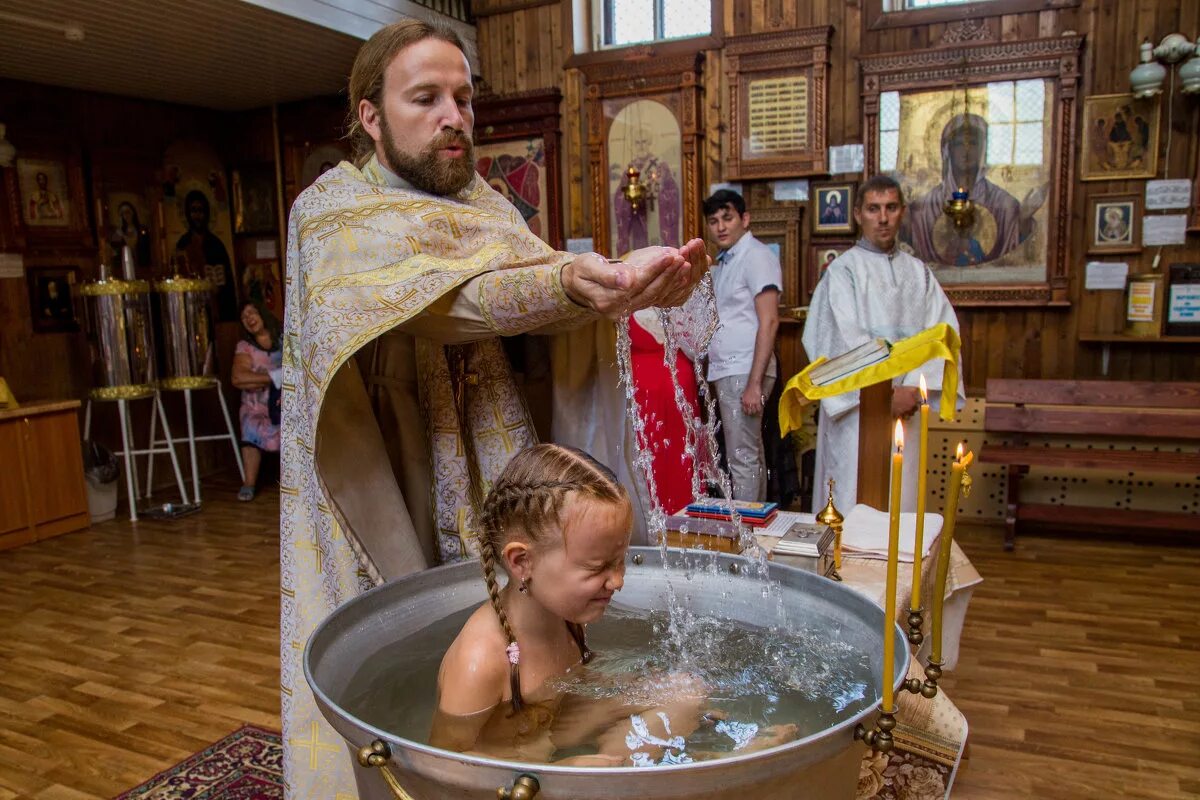 Крещение в церкви. Таинство крещения в православной церкви взрослого человека. Крещение в храме. Крещение взрослой женщины в церкви. Крестят ли взрослых.