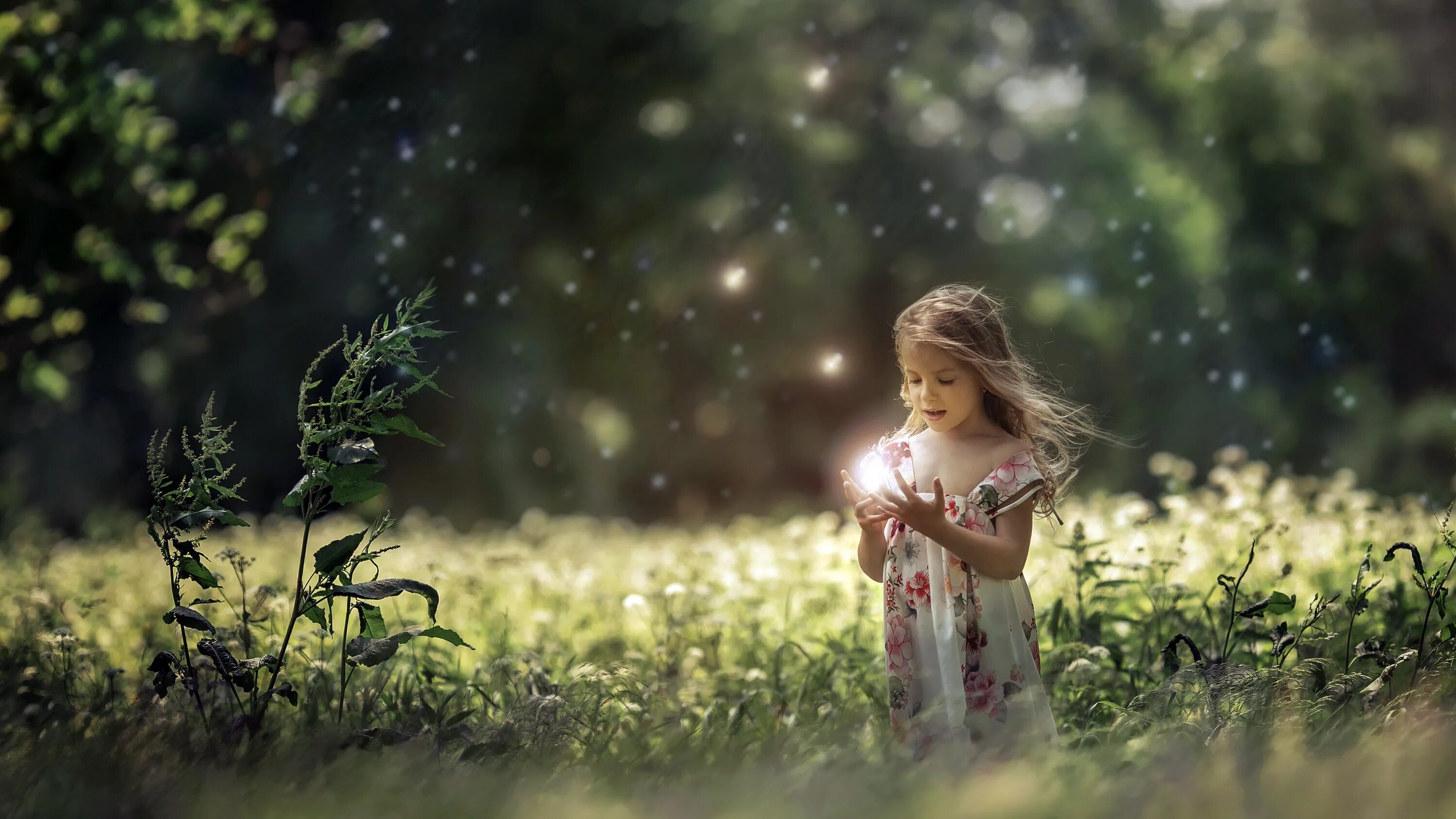 Пара бежит в поле. Детские эмоции самые искренние. Что обозначает слово вирши. Доброта картинки. Картинки для профиля для девочек с природой.