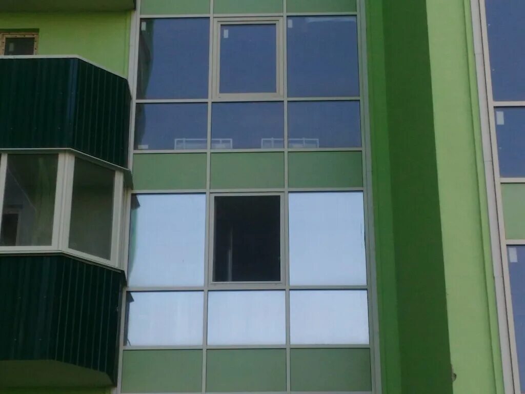 Тонировка пятигорск. Тонировка окон в квартире. Тонировка окон в квартире глянцевая. Зеленая архитектурная пленка. Тонированные окна бирюзового цвета.