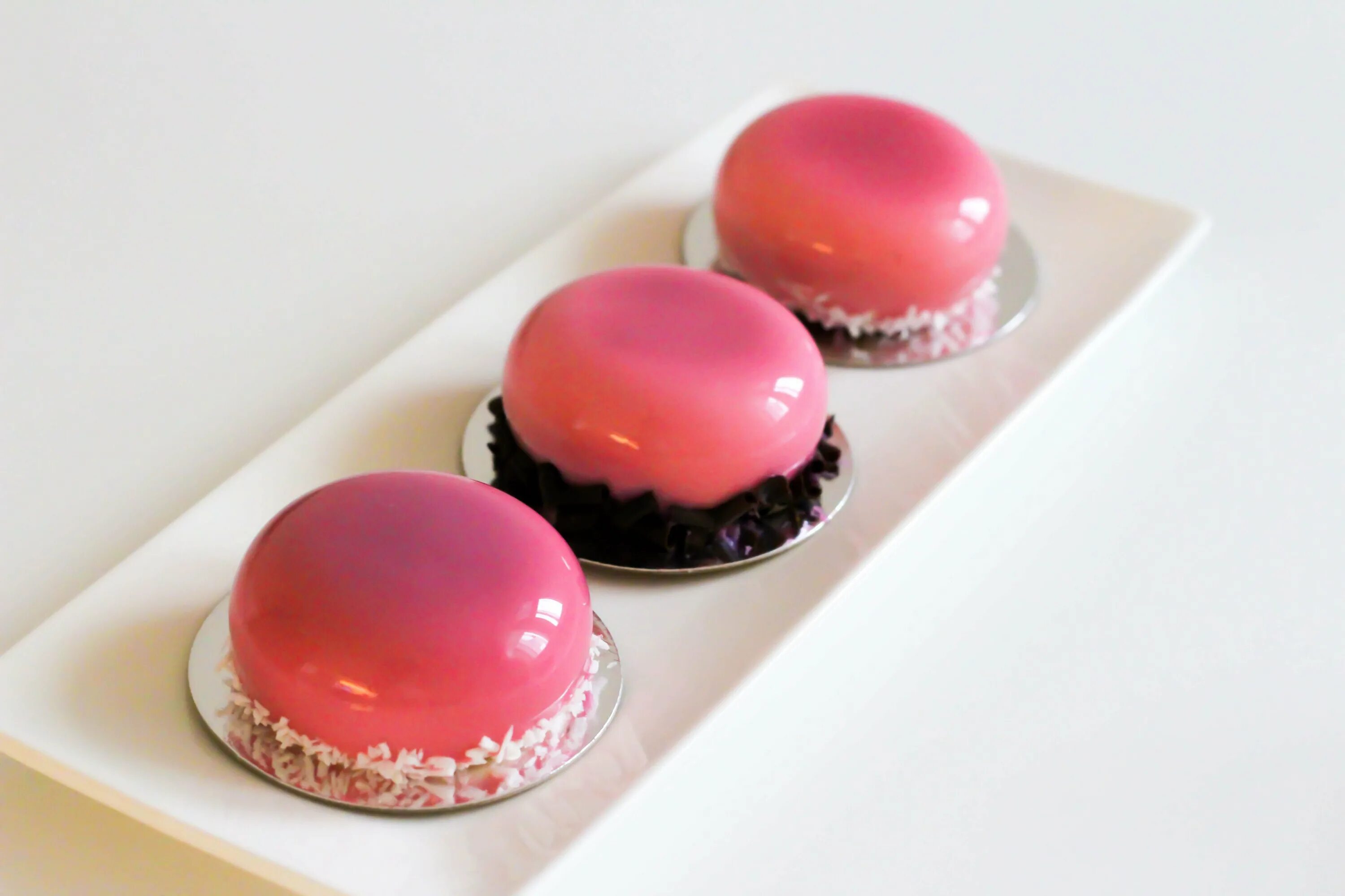 зеркальное пирожное. муссовые пирожные с глазурью. зеркальное пирожное. шоколадное муссовое пирожное с зеркальной глазурью. муссовое пирожное манго маракуйя.