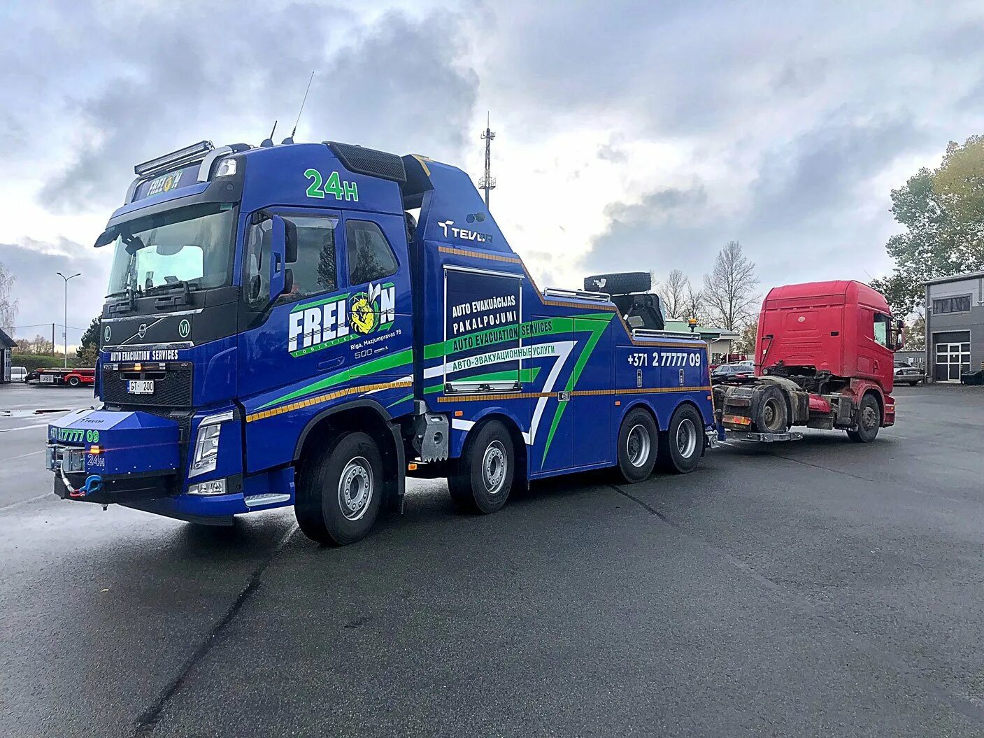 Трал эвакуатор низкорамный. Эвакуатор для фур. Эвакуатор для грузовиков. Эвакуатор для фур. Тягач эвакуатор.