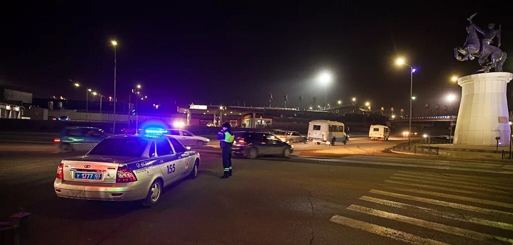 Дпс вечером. ДПС С мигалками Приора. Машина ГАИ ночью. ДПС ночью. ДПС Москва ночью.