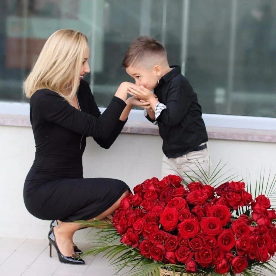 Первый сын не от мужа. Дарит цветы. Малыш дарит цветы. Букет цветов для женщины. Букет для мужчины.