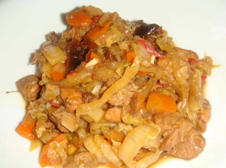 Можно тушить пекинскую. Тушеная капуста с курицей. жареная капуста с мясом. гарнир к тушеной капусте с мясом. тушить пекинскую капусту.