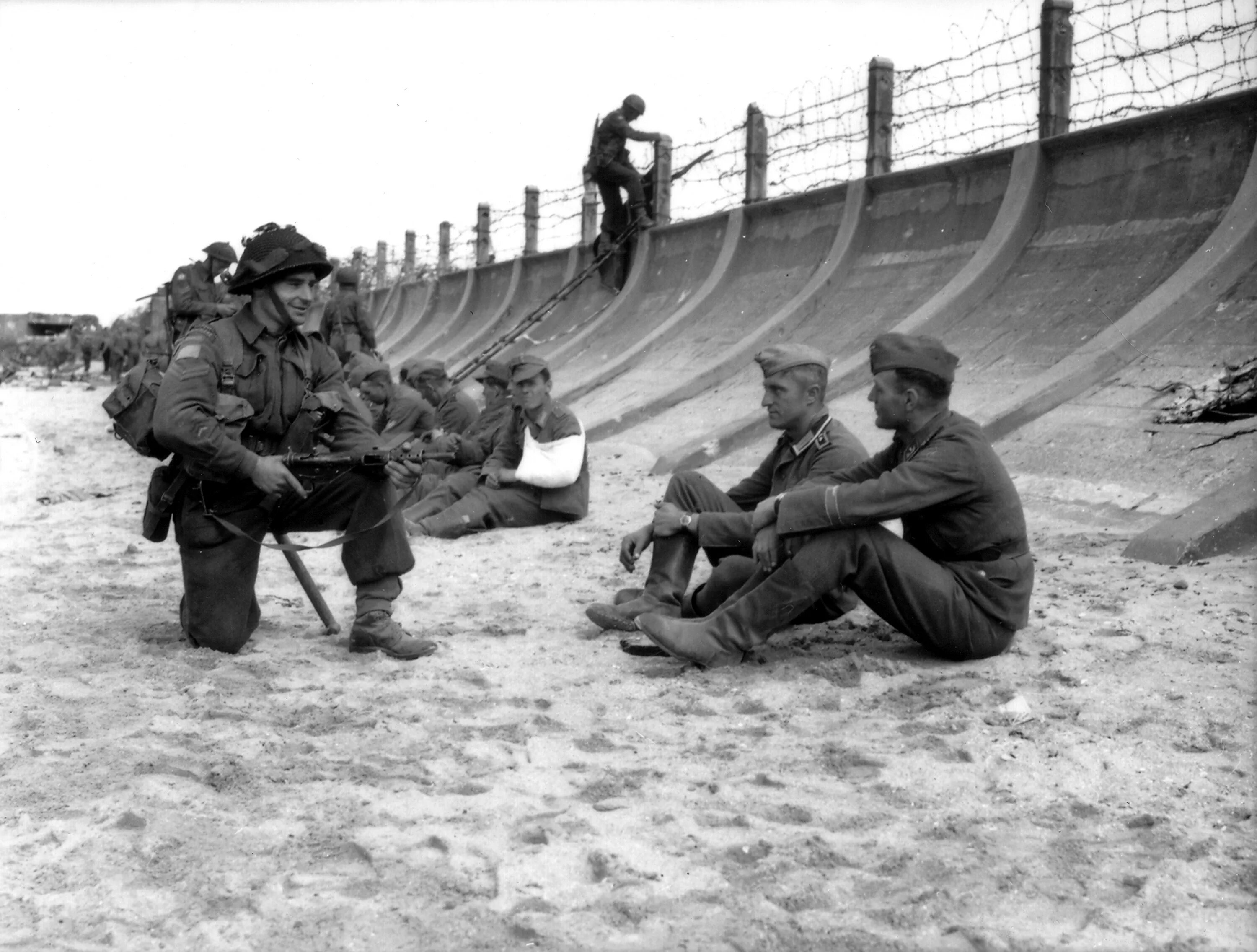 Захват пленных. Высадка в Нормандии 1944. 6 Июня 1944 высадка в Нормандии. Высадка в Нормандии 1944 немцы.