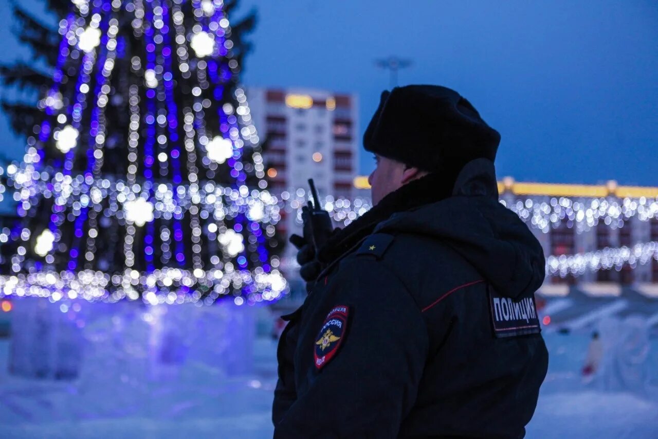 Полиция новый год. Новогодний полицейский. Полицейский в новогоднюю ночь. Новогодняя ночь. Новый год санкции