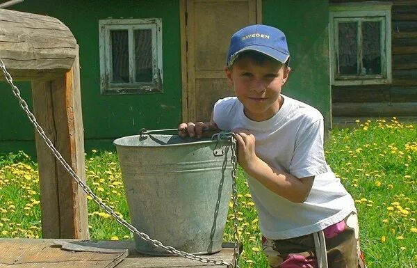 Ведро воды из колодца мальчик. Ведро для колодца. Колодец в деревне. Мальчик с ведром. Ведро воды в деревне.