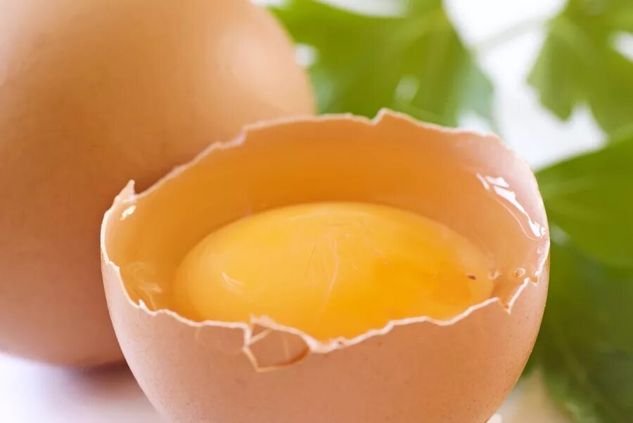 Сырое яйцо. Сырое куриное яйцо. Желток. Яичный желток. Пить сырые яйца из магазина