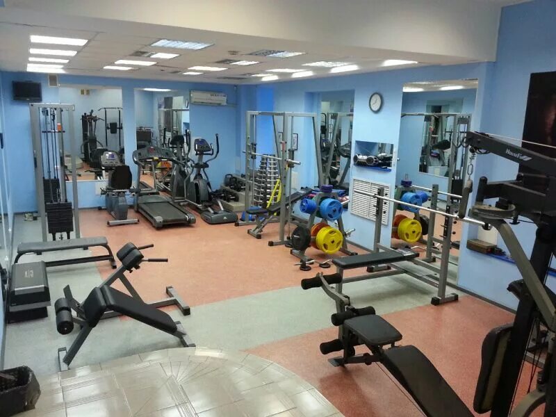 тренажерный зал 30 кв м. тренажёры в спортзале. работающие тренажерные залы. зона свободных весов в тренажерном зале. Gold's gym лос анджелес.