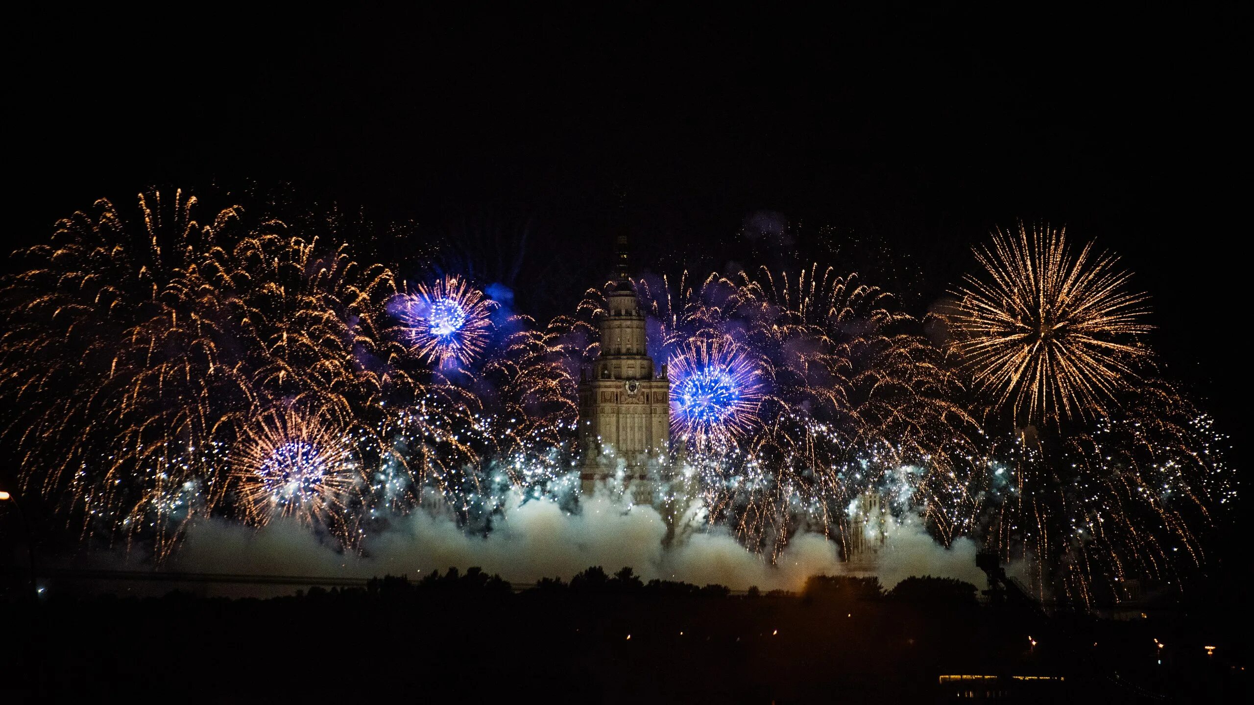 Военный салют. Новогодний фейерверк. Праздничный фейерверк. Года города новый салют. Салют новый год 2021.