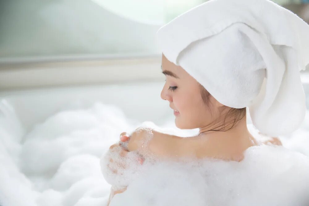 Дочка после душа. Мыльная женщина в душе. Вода из душа. Woman taking a Bath.