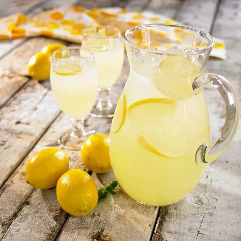 Лимонный сок из лимонов. Лимонный лимонад. Limon Limon лимонад. Лимонады классический домашний. Лимонад в кувшине.