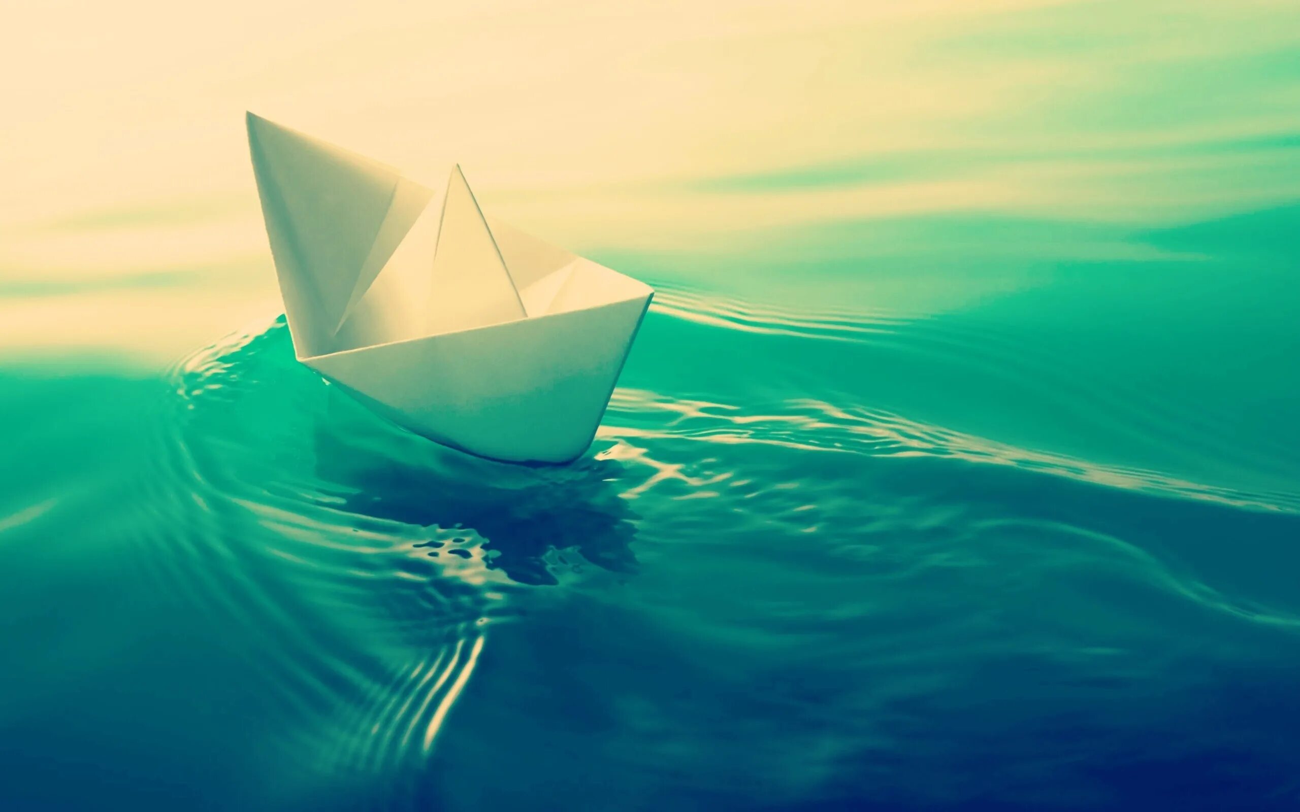 Лодка качается на волне с частотой. Бумажный кораблик. Бумажный кораблик в море. Бумажный кораблик на воде. Бумажный корабль.