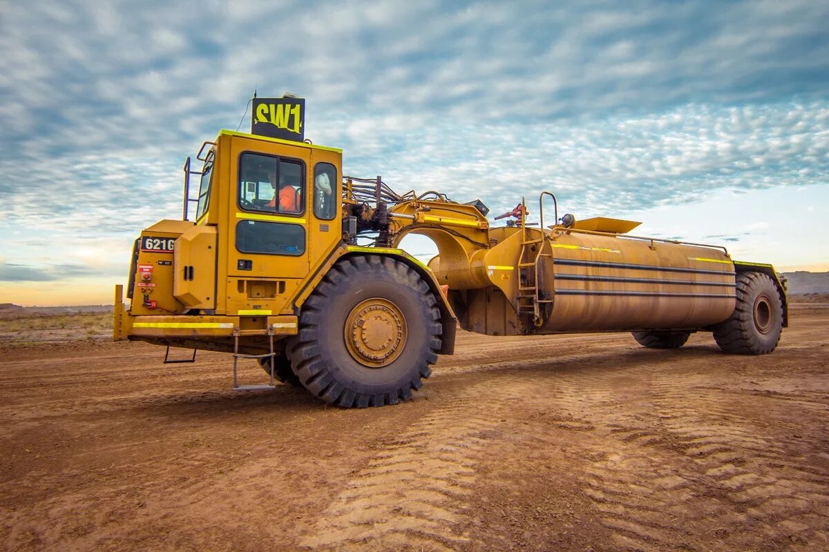 Самоходная дорожно строительная машина. Скрепер Катерпиллер. Скрепер Caterpillar 637f. Скрепер самоходный МОАЗ-6014. Скрепер Caterpillar 621k.